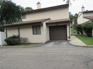 8 Marsham Ct, Middletown, NY 10940