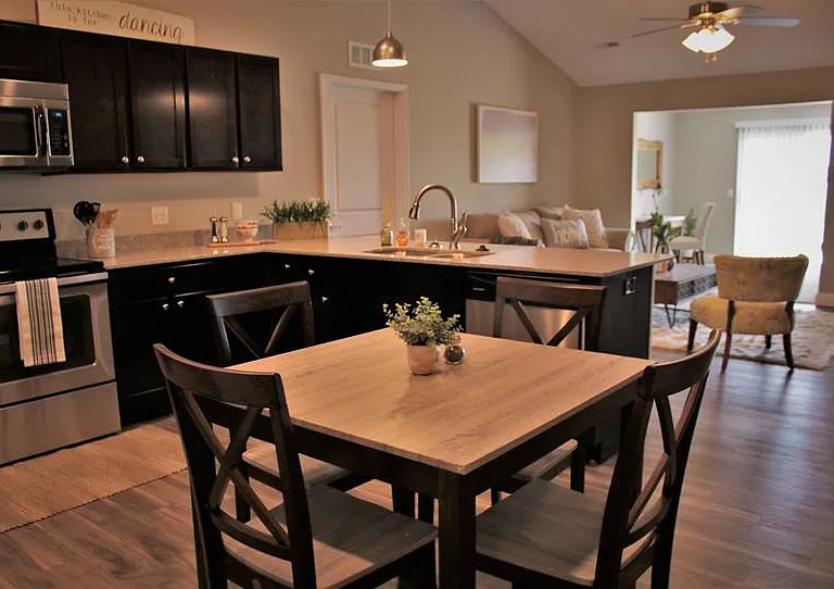 10 E Colony Dr — Photo 2