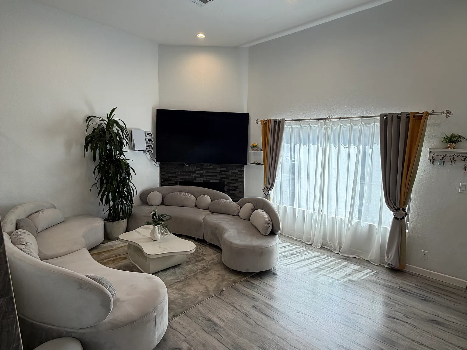 3 bed, 1607 sqft, $3,595 — Photo 3