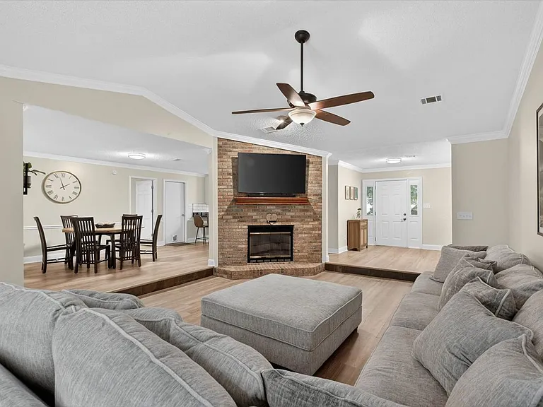 3520 Clifden Dr — Photo 3