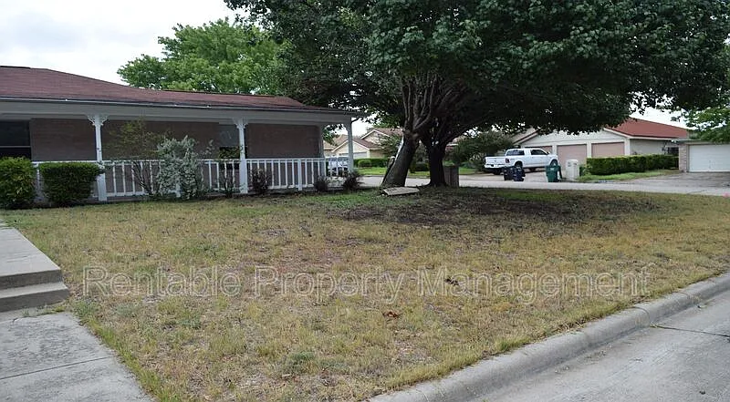 3 bed, 2.0 bath, 1205 sqft, $1,800 — Photo 3