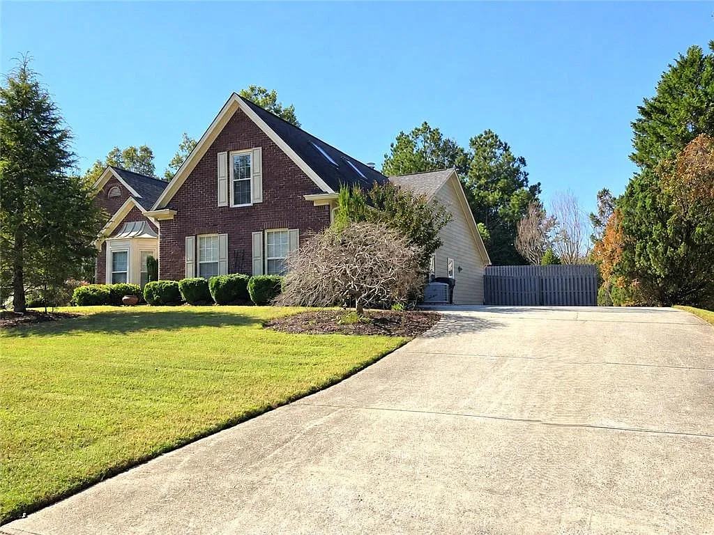 4 bed, 3.0 bath, 2622 sqft, $2,700 — Photo 2