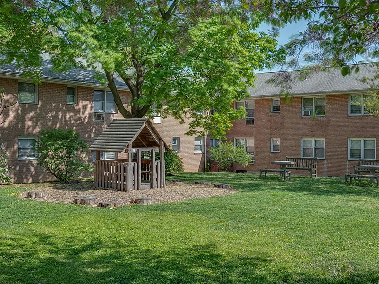 Crestwood Lake Apartments — Photo 20