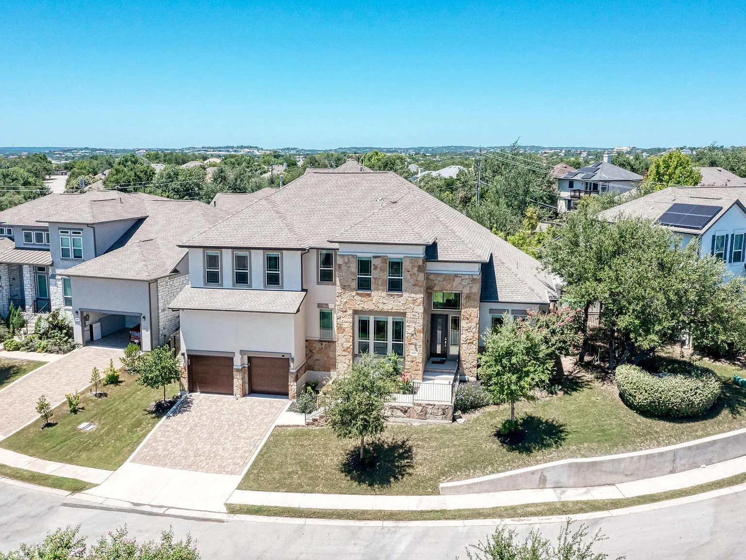 5 bed, 4.5 bath, 4090 sqft, $6,600 — Photo 1