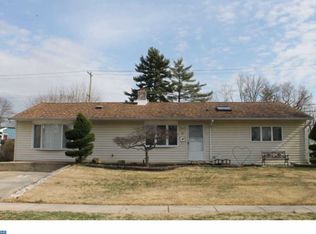 14 Old Brook Rd, Levittown, PA 19057