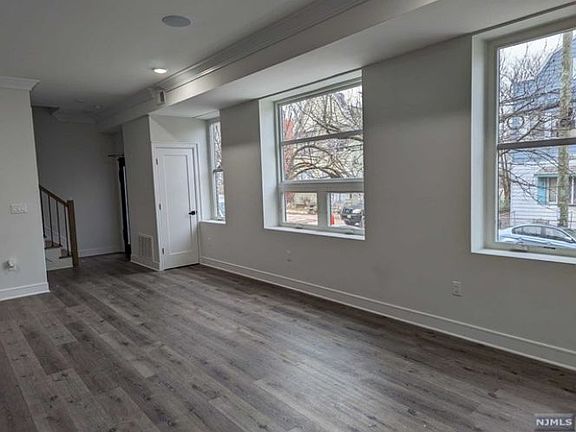 5th image of 138 Lake St