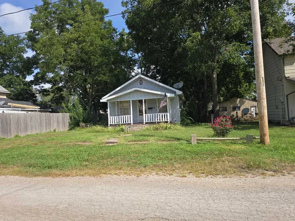 202 E 4th St, Holden, MO 64040