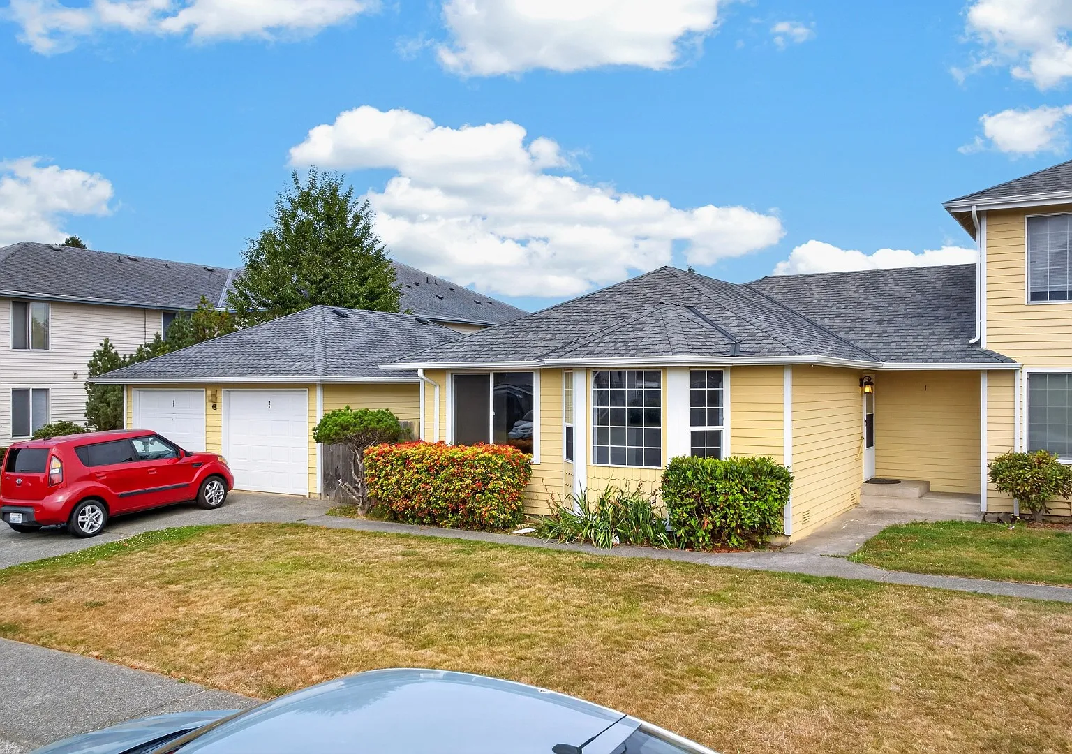 Large 3 bed, 2 bath with private Yard and Garage! — Photo 1