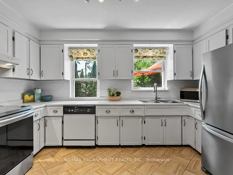 19 Columbia St — Photo 23
