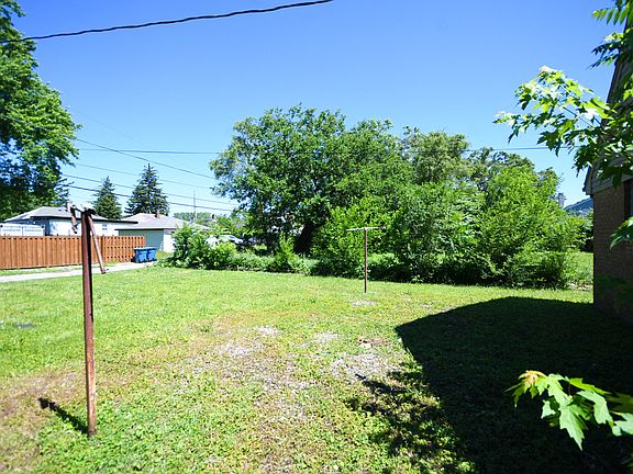 4th image of 1224 Center Ave