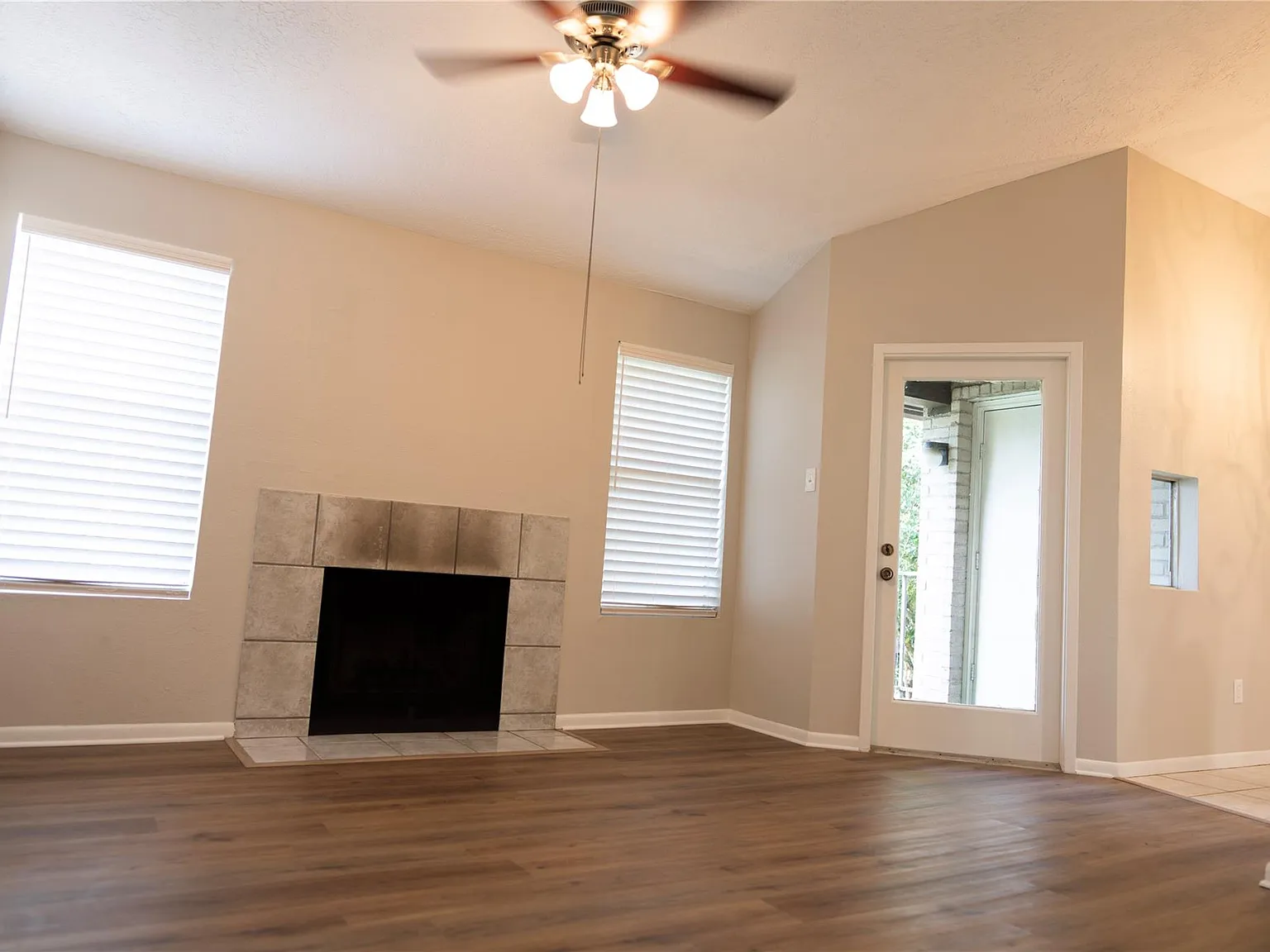 1 bed, 1.0 bath, 742 sqft, $1,150 — Photo 2