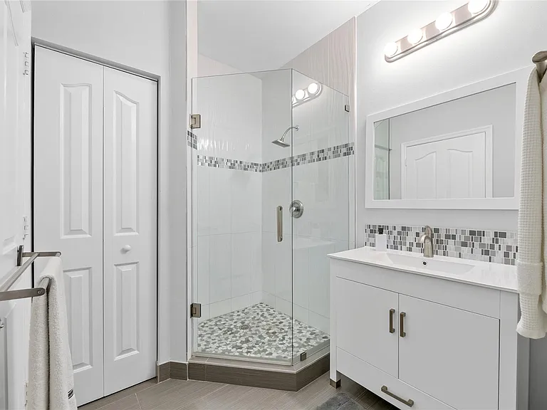 240 NE 2nd St #6-F — Photo 18