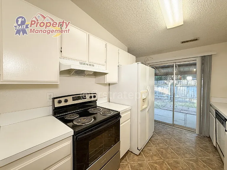 210 S Homedale Ave — Photo 13