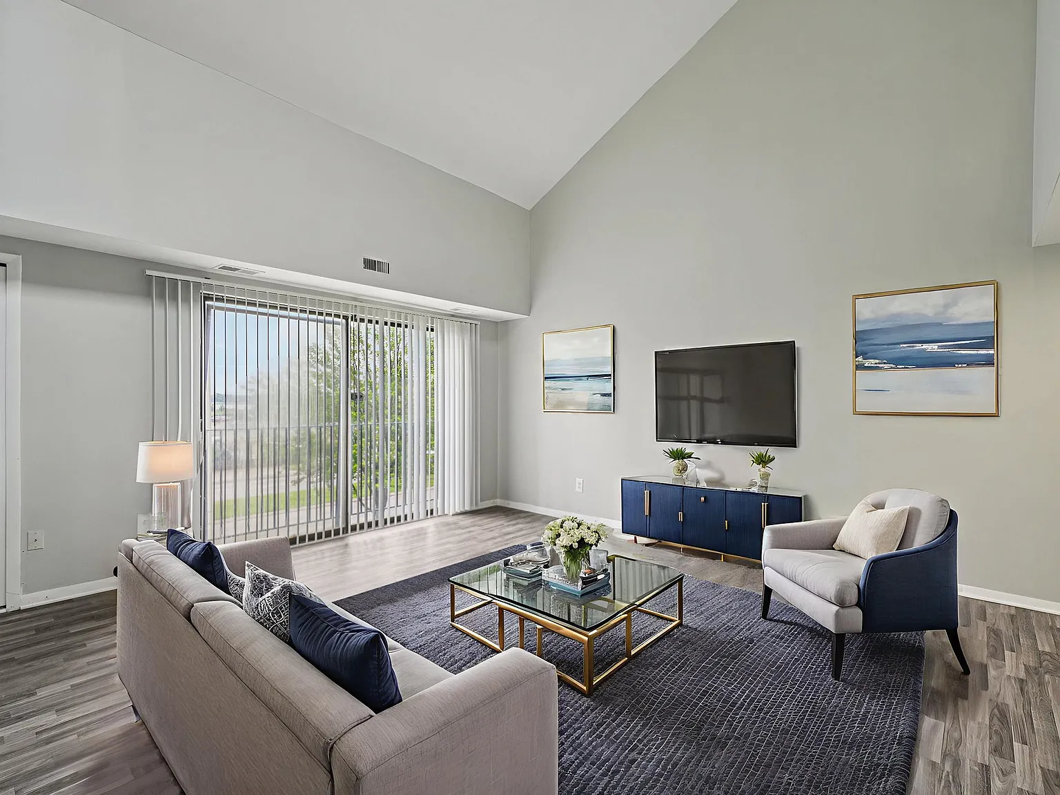 Palms East Apartments — Photo 1