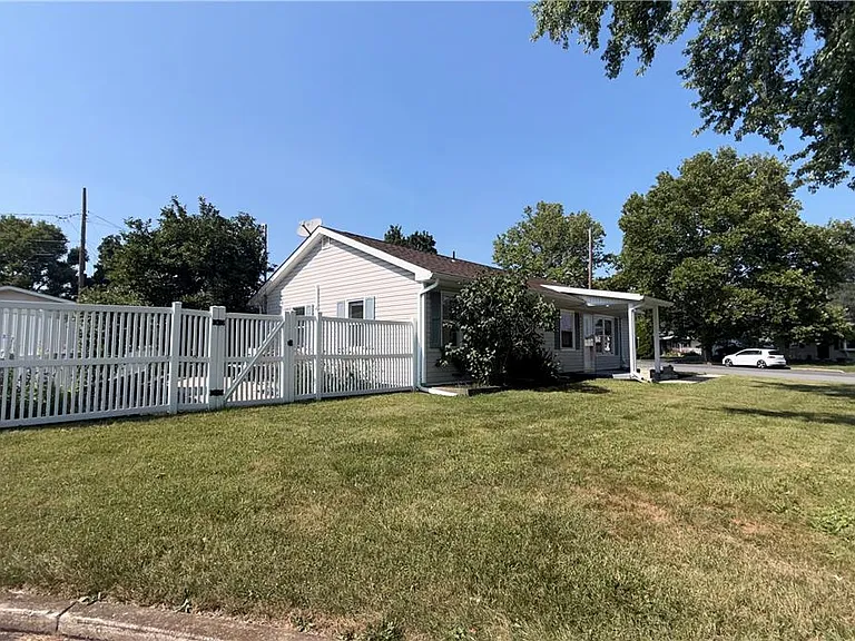 49 Seyfried Ave — Photo 22