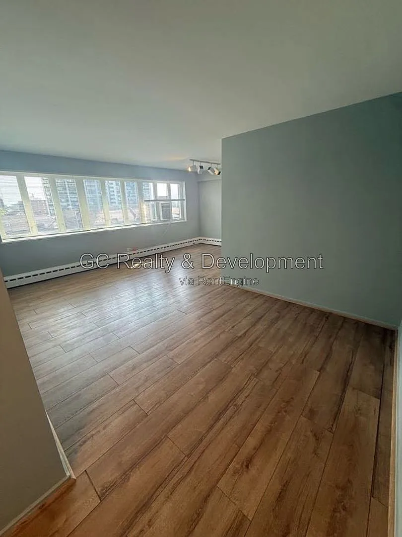 1 bed, 1.0 bath, 845 sqft, $1,900 — Photo 2