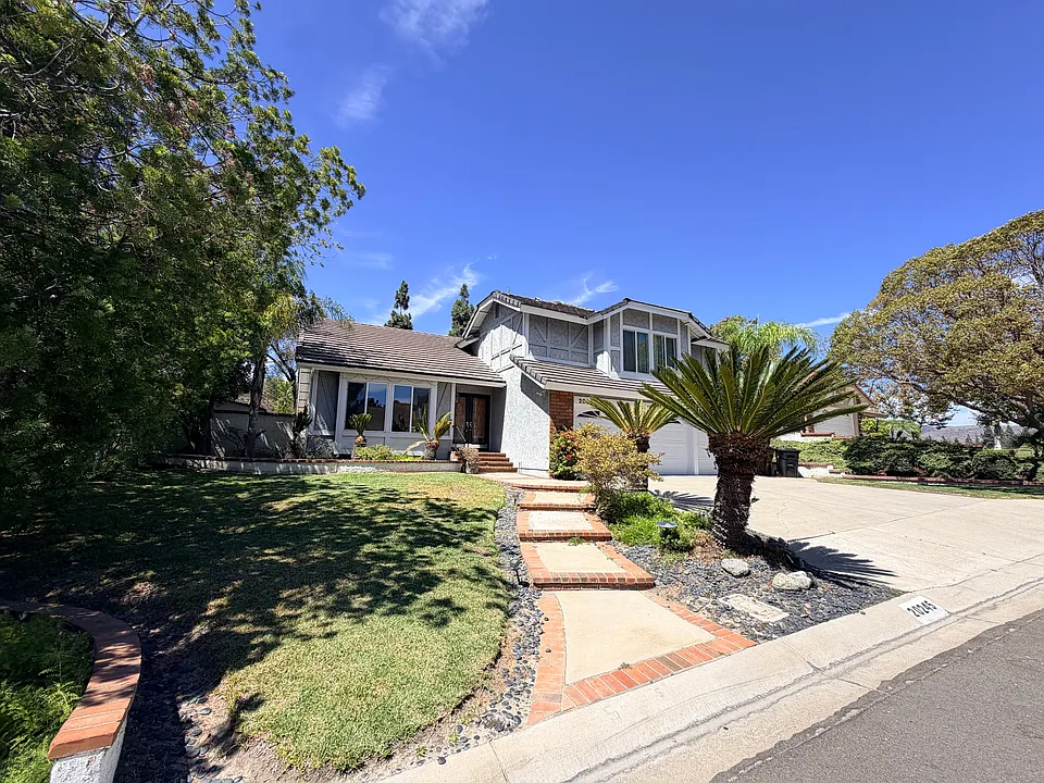 20245 Paseo Lorenzo