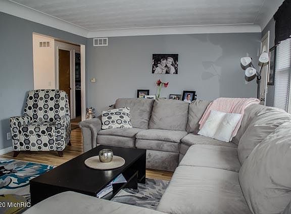 3rd image of 2580 Thayer Ave