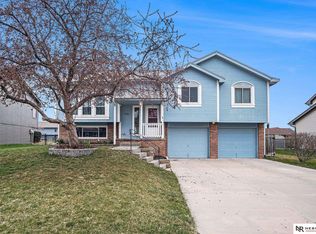 706 Tupelo Ln, Papillion, NE 68133