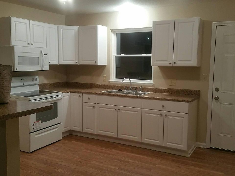 1st image of 800 NE Banner Dr APT A