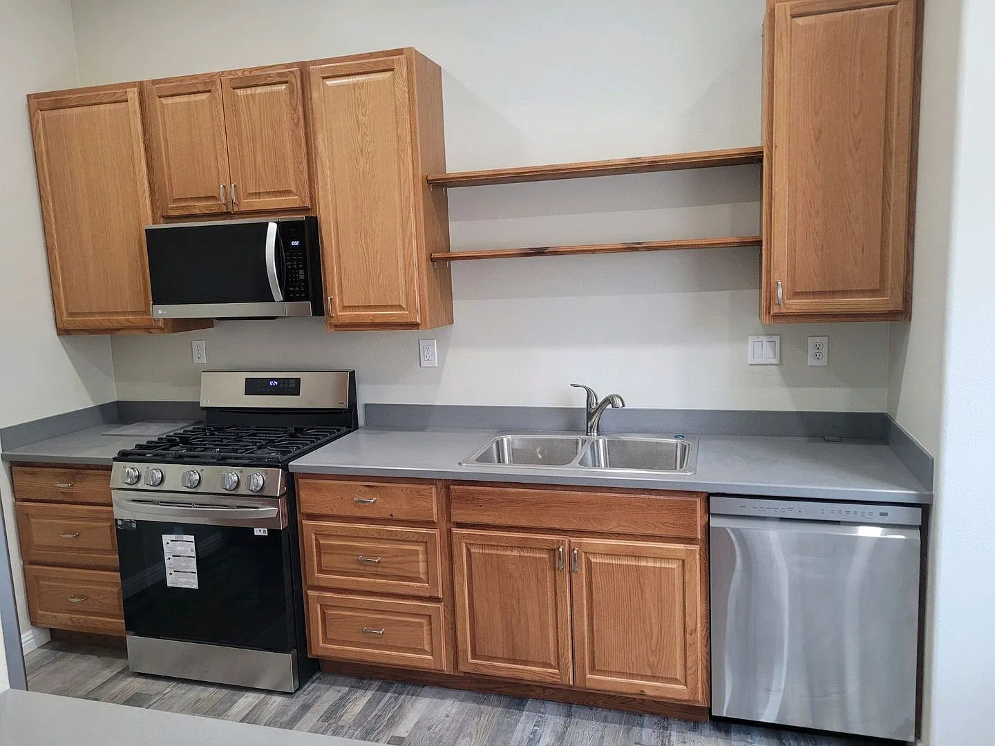 Amazing 1 Bedroom ADU Custom interior, quiet secure, high end neighborhood — Photo 4