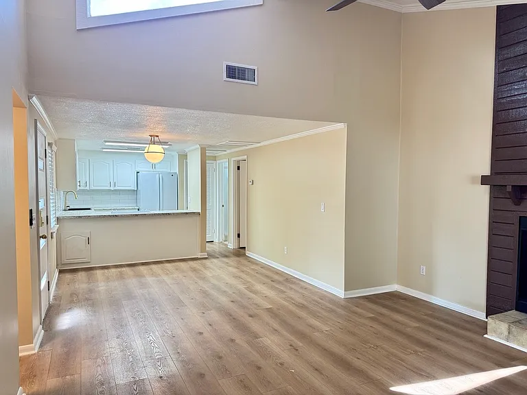 1561 Arcadia Dr — Photo 7