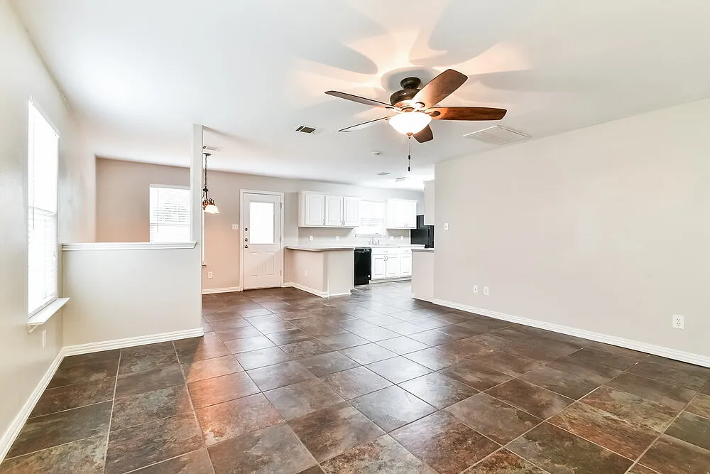 3 bed, 2.5 bath, 1820 sqft, $1,875 — Photo 2