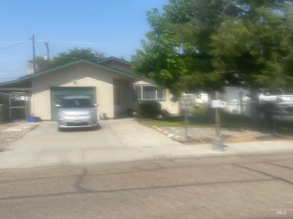 237 NW 8th St, Ontario, OR 97914