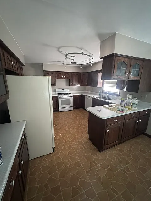 3 bed, 1200 sqft, $1,800 — Photo 2