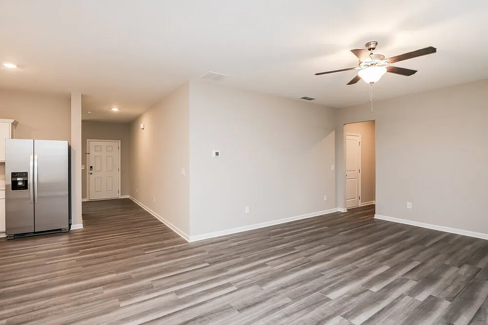 4 bed, 2.5 bath, 2406 sqft, $2,420 — Photo 4