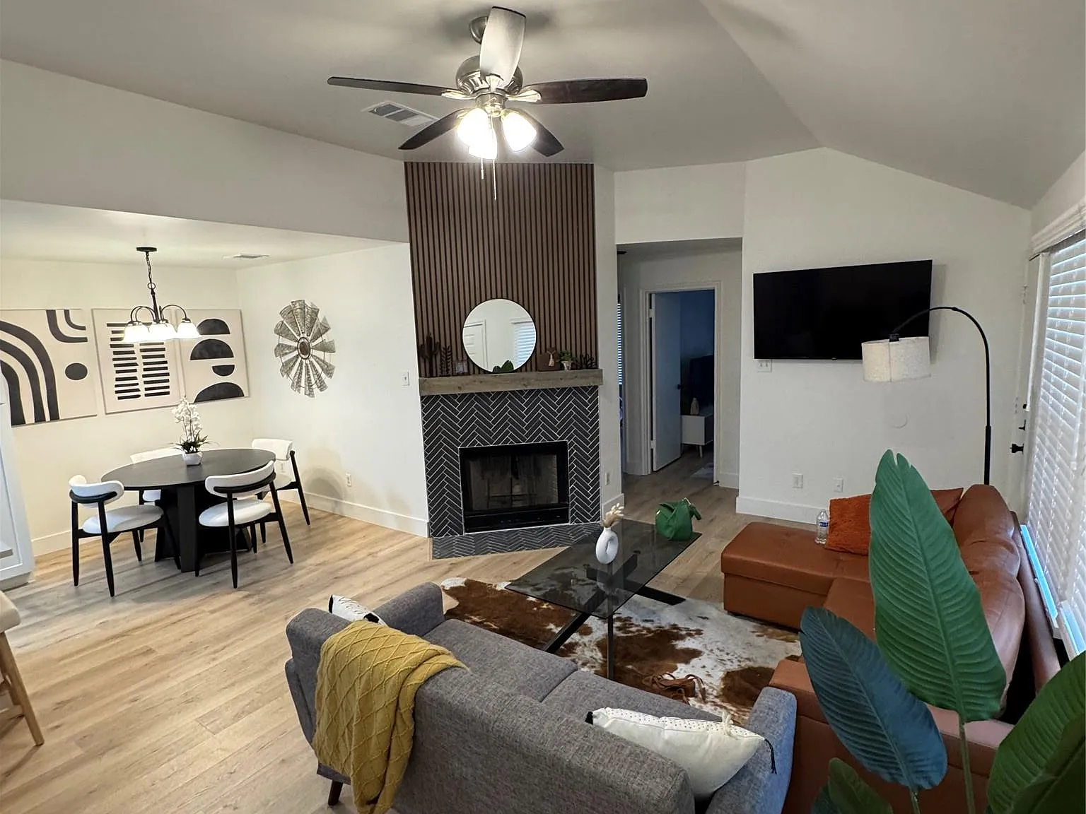 3 bed, 2.0 bath, 1058 sqft, $2,300 — Photo 2