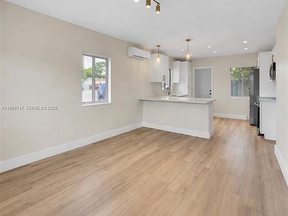 4th image of 1116 NE 15th Ave