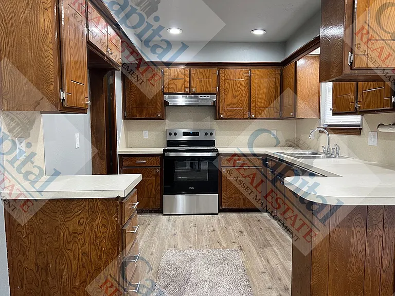 1013 W Gladys Way — Photo 8