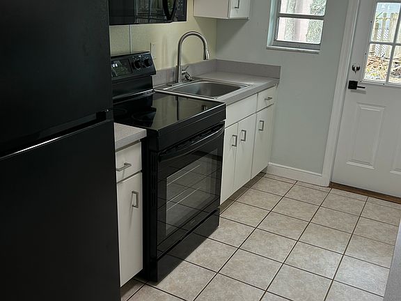 Kitchen with Brand New Appliance Package