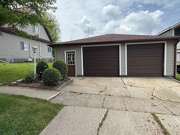 4th image of 409 Maple St N