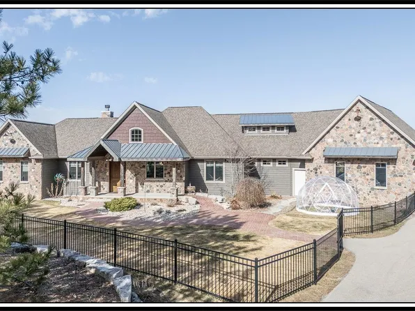 E9588 Mulroy Rd, New London, WI 54961