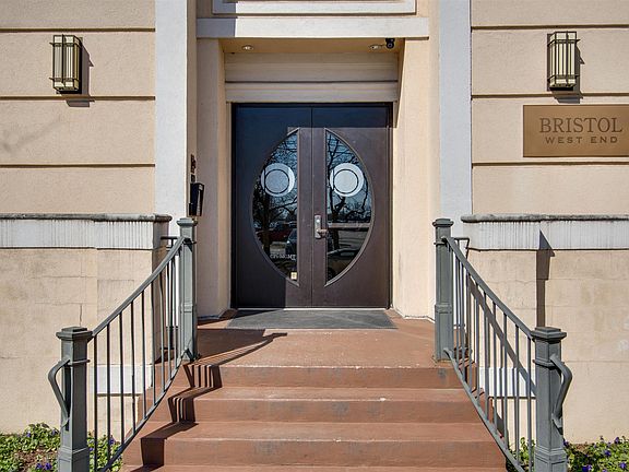 2nd image of 3000 Vanderbilt Pl APT 426
