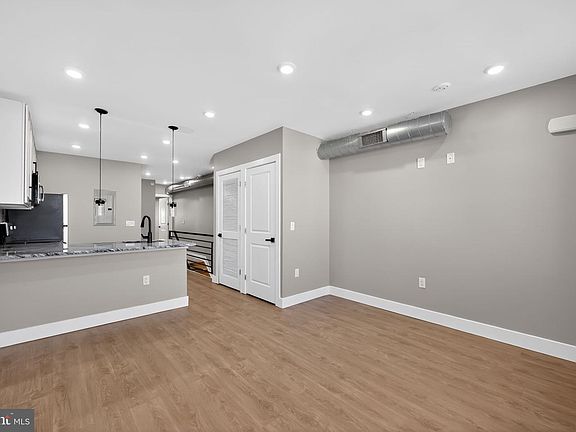 3rd image of 707 Edgemore Rd