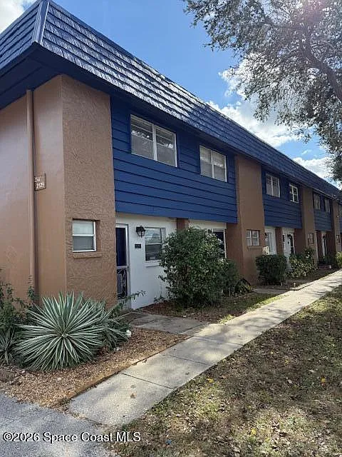 2 bed, 1.5 bath, 1075 sqft, $1,200 — Photo 2