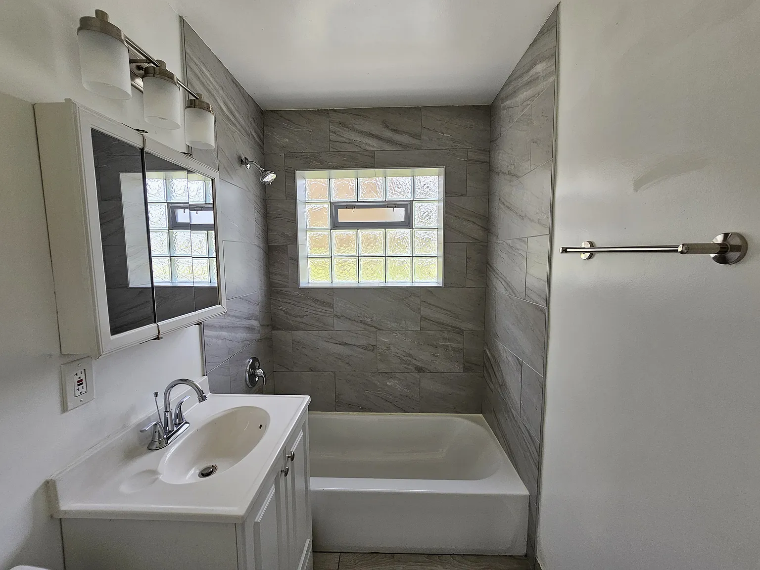 2 bed, 700 sqft, $1,550 — Photo 4