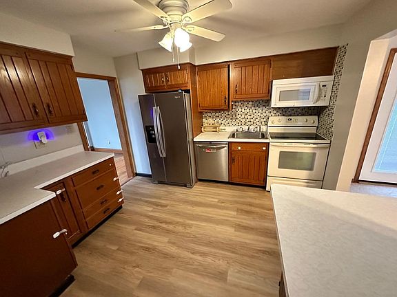 Gourmet kitchen with great countertop and cabinet space!