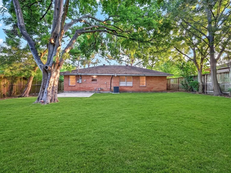 530 Globe St — Photo 33