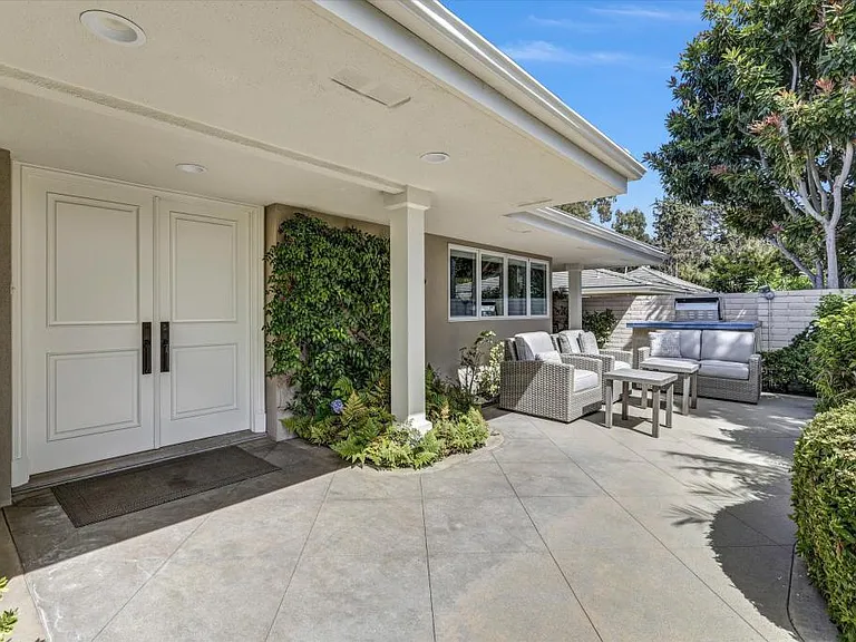 1070 Granville Dr — Photo 1