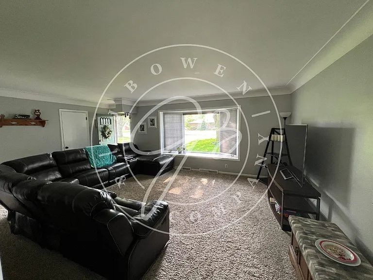 6016 Angleview Dr — Photo 8