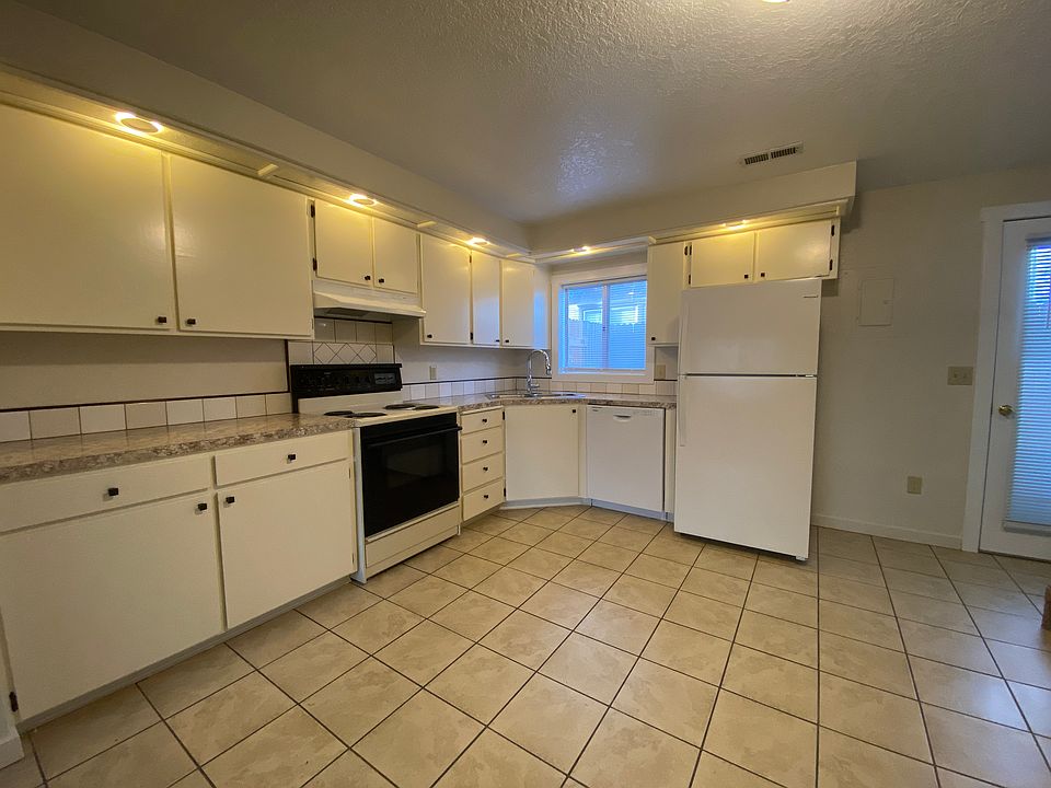 1st image of 411 15th Ave S APT D