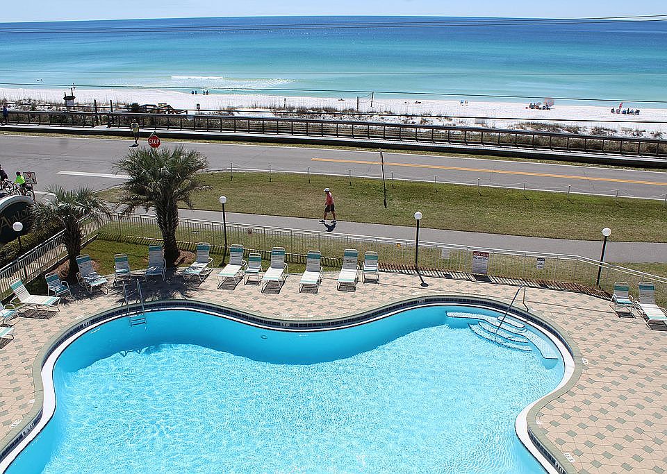 Balcony view S. pool & Gulf