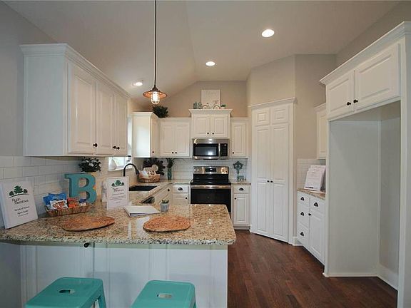 5th image of 805 SW Apple Grove Ct