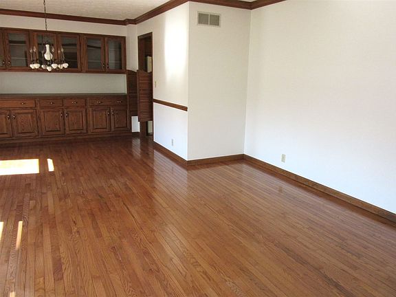 3rd image of 30 Basswood Ct