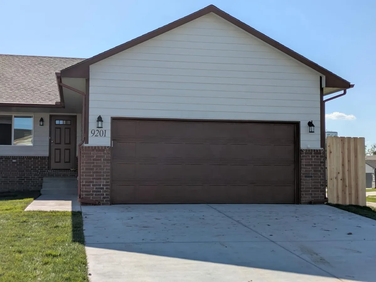 Unit Photo - 9201 E Fox Pointe Ct