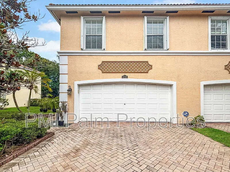 4528 Thornwood Cir